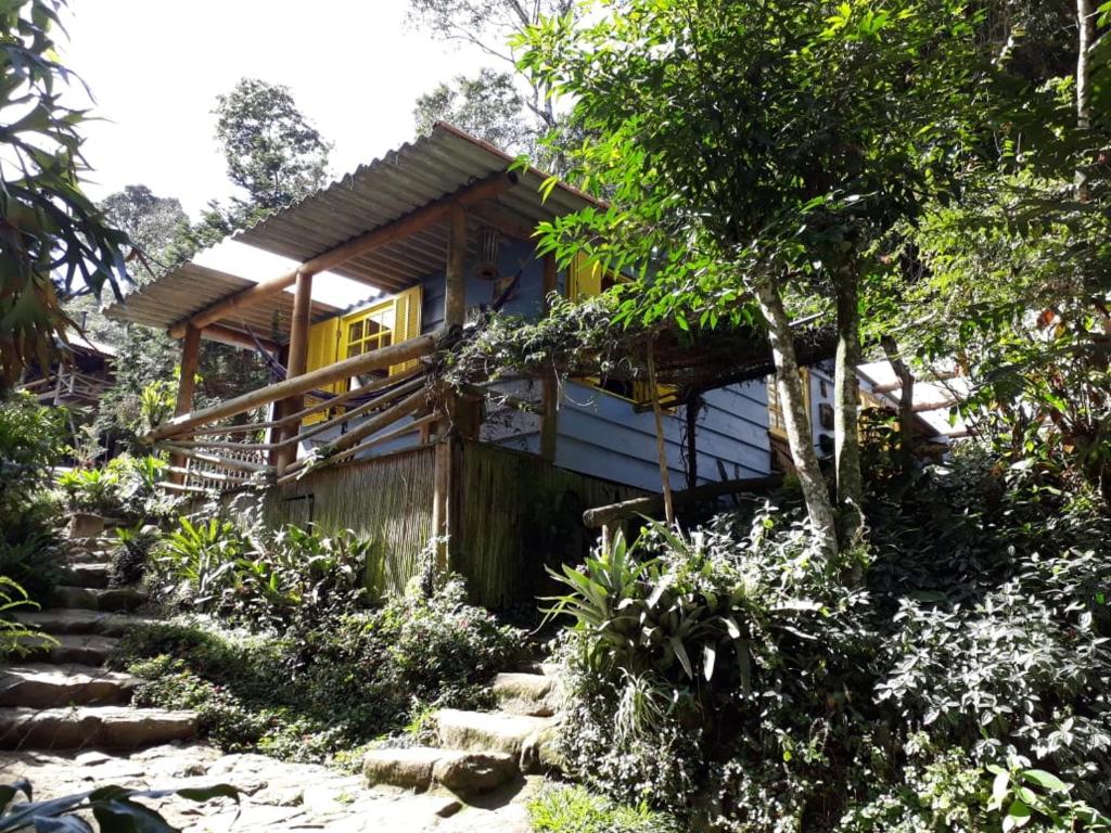 uma casa com escadas que levam até ela em Chales Bamboo Jungle em Petrópolis