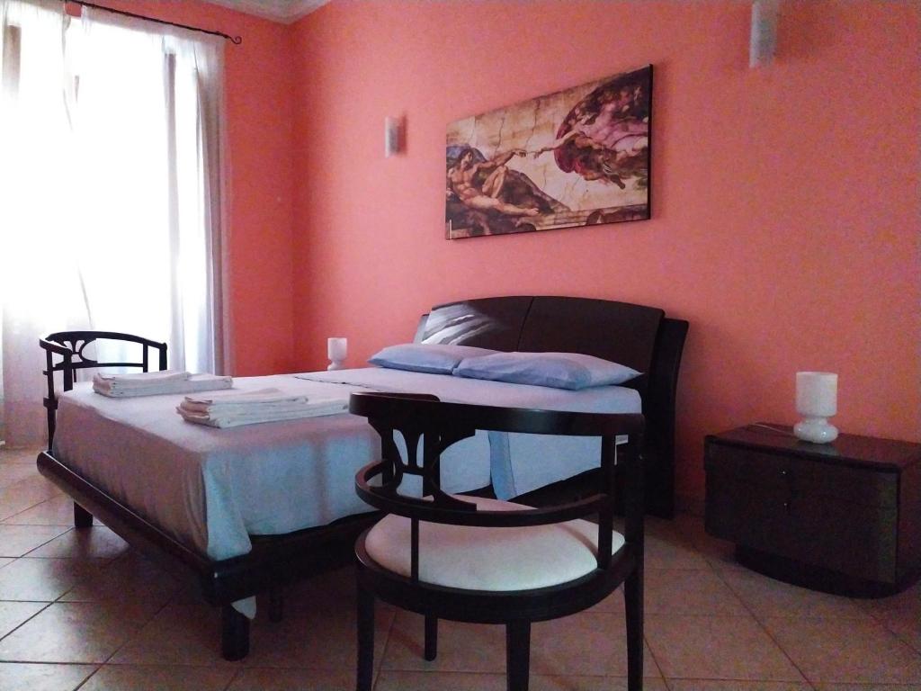 1 dormitorio con 1 cama, mesa y sillas en Apartment Basile, en Palermo