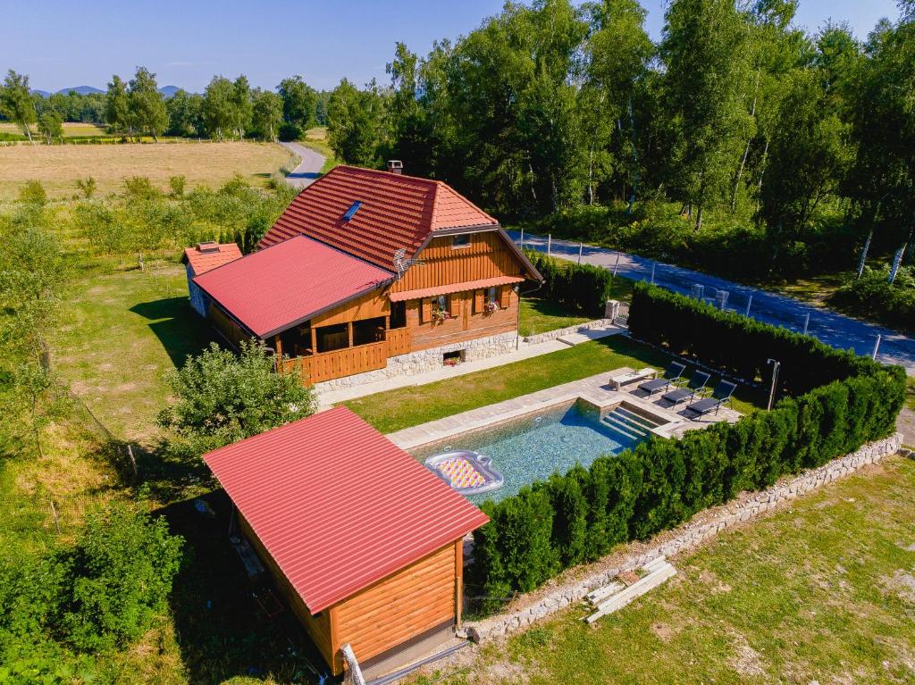una vista aérea de una casa con piscina en Kuća za odmor Balenović, en Gospić