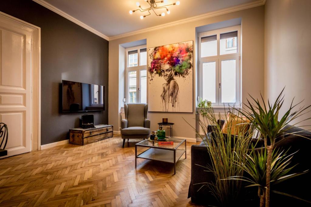 een woonkamer met een bank en een tv bij Brand New amazing apt. In the Heart of Budapest in Boedapest