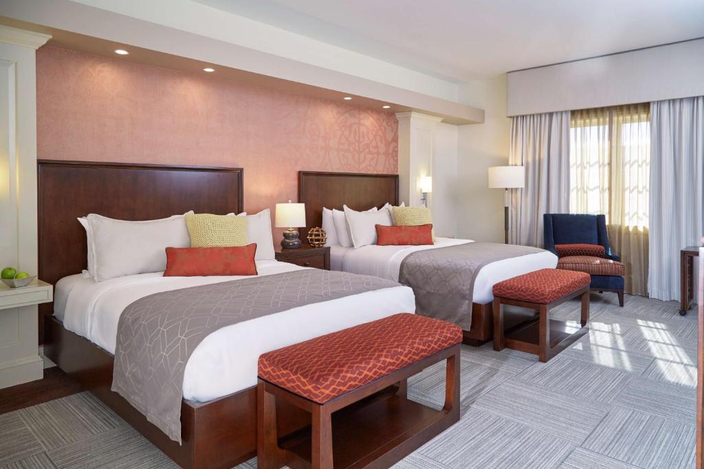 Säng eller sängar i ett rum på Rizzo Center, a Destination by Hyatt Hotel