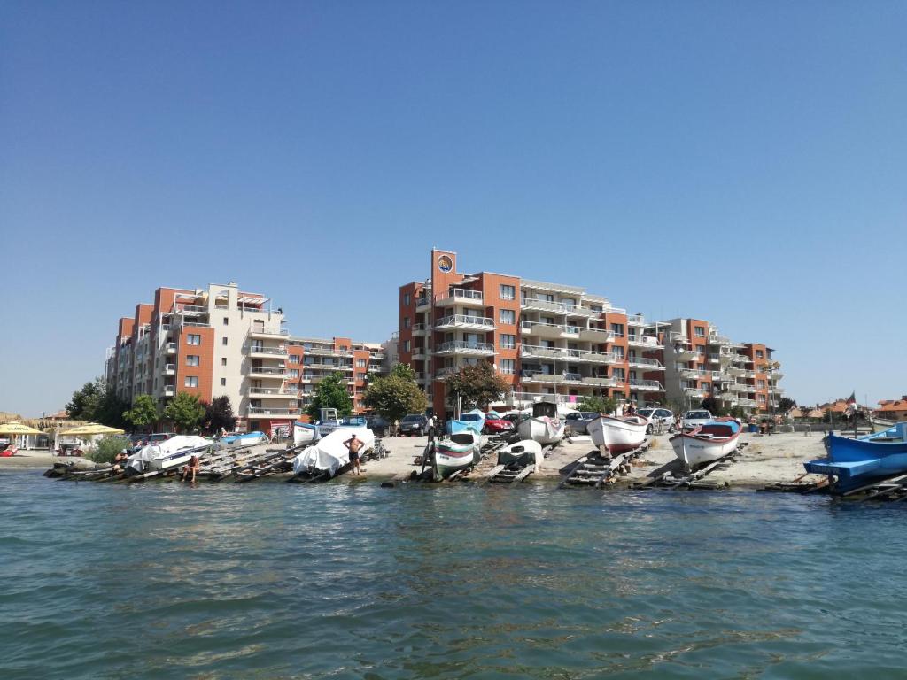 Eine Gruppe von Booten liegt in einem Hafen vor Anker. in der Unterkunft Apartments Helios in Pomorie
