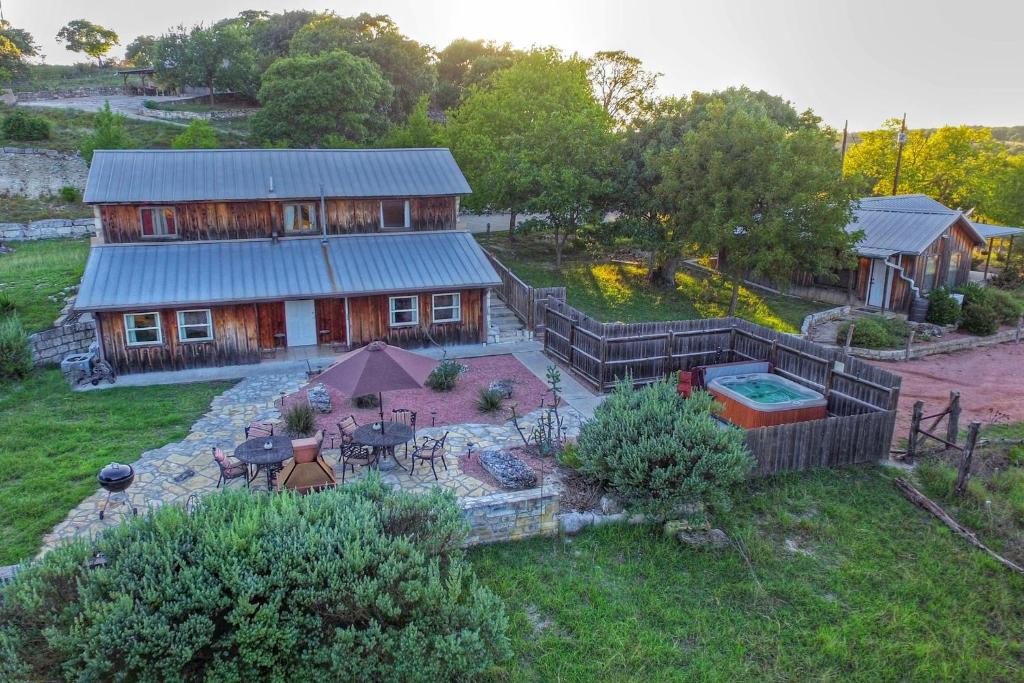 uma vista aérea de uma casa com piscina em A Barn At The Quarry em Fredericksburg