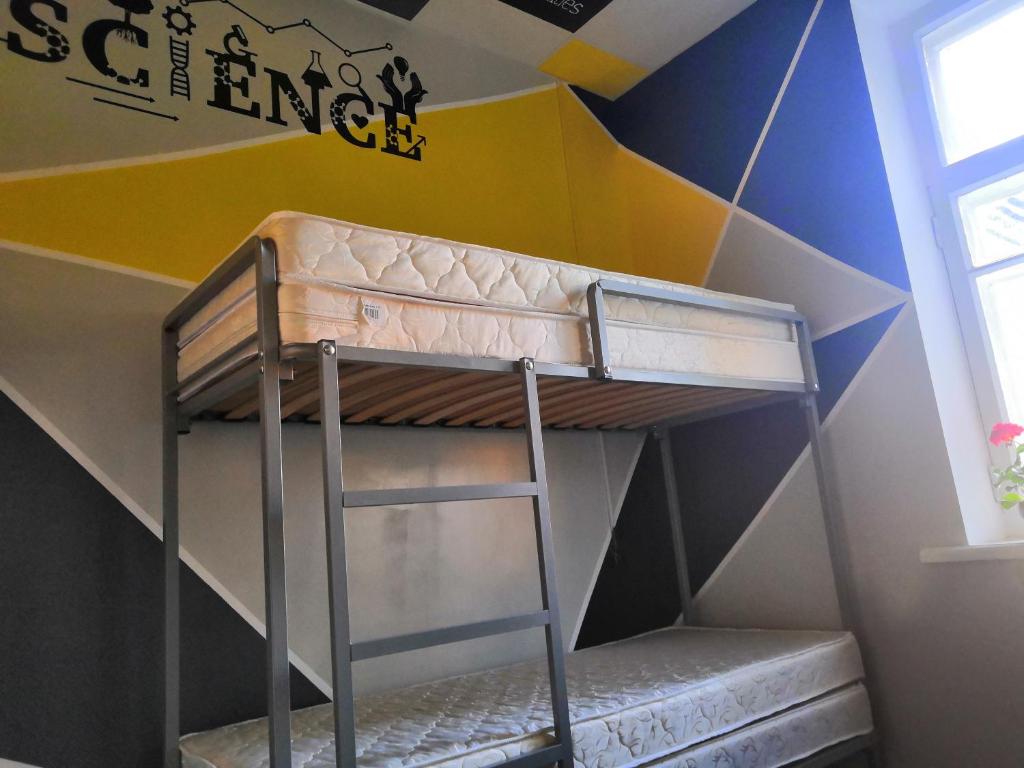 Palanda nebo palandy na pokoji v ubytování Yourhostel Университет
