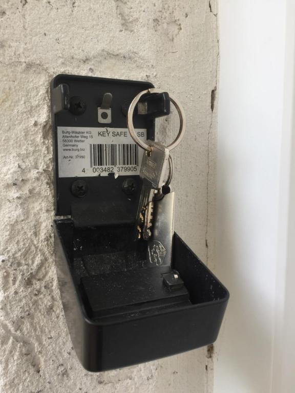 a padlock is attached to a wall at Ferienwohnung Lindenstraße in Lübeck