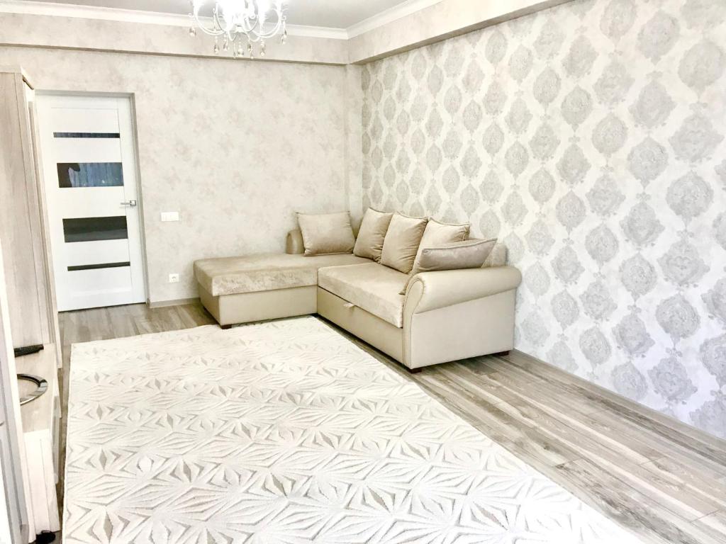uma sala de estar com um sofá e um tapete em Center Apartment on Albisoara Street em Chisinau