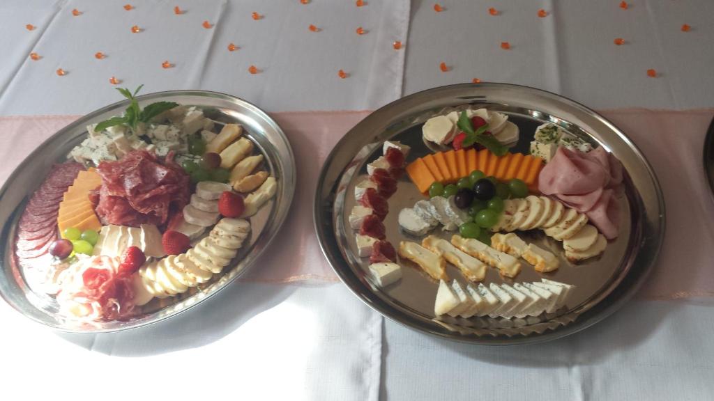 Jedzenie w pensjonacie lub w pobliżu