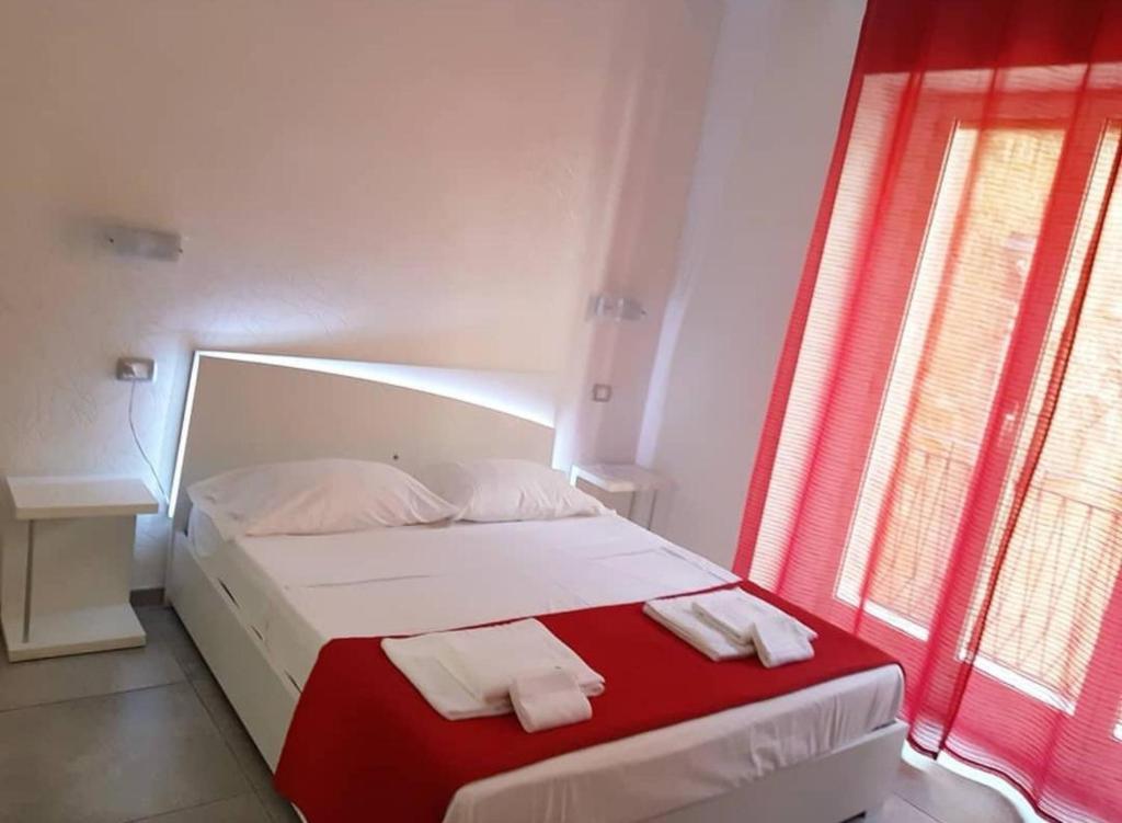 sypialnia z łóżkiem z dwoma ręcznikami w obiekcie Stella Diana w mieście Napoli