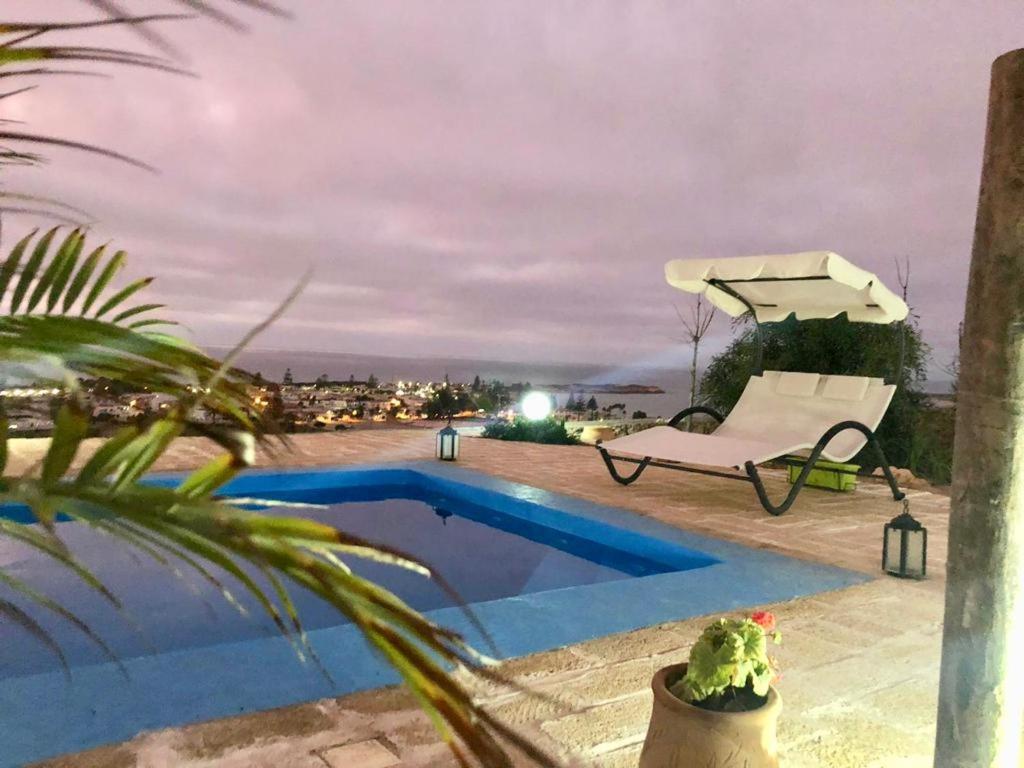 vista sulla piscina con sedia e tavolo di LES OLIVIERS a Oualidia