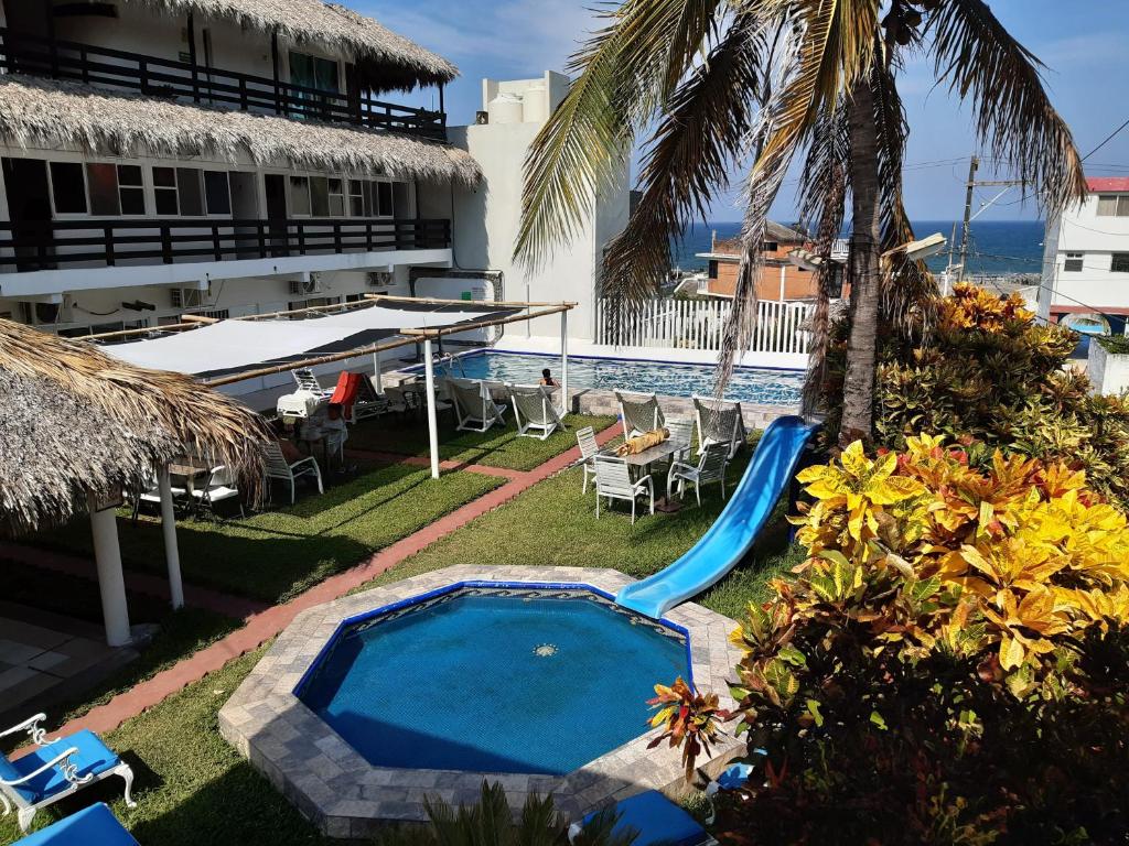 una piscina junto a un complejo en Hotel Villas del Rey, en Chachalacas