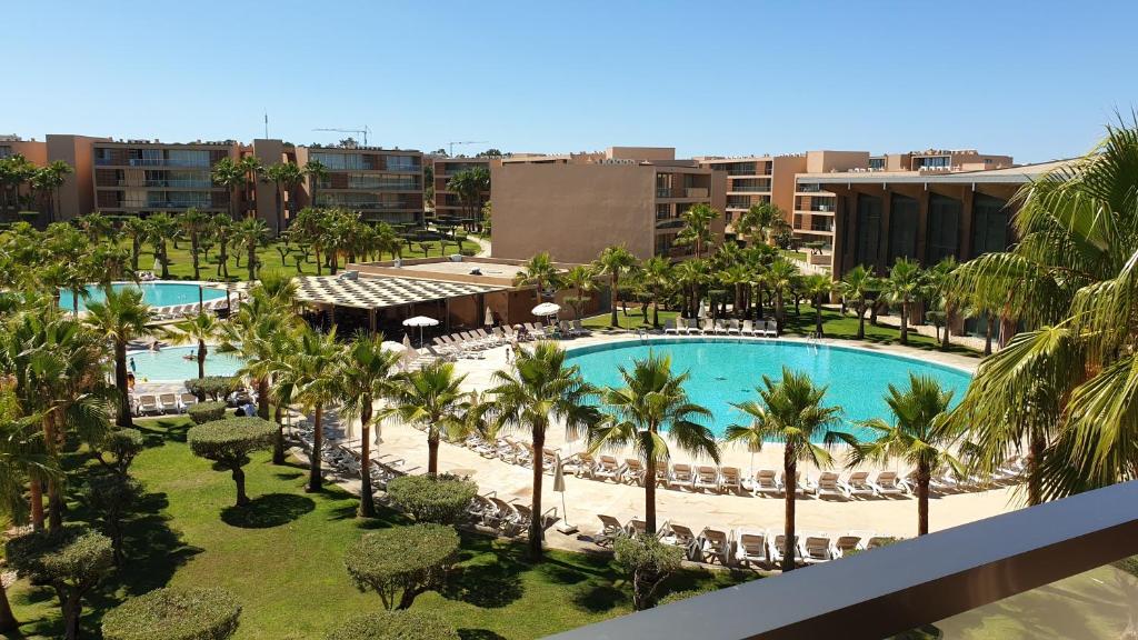 Bazén v ubytování Apartamento Salgados Beach nebo v jeho okolí