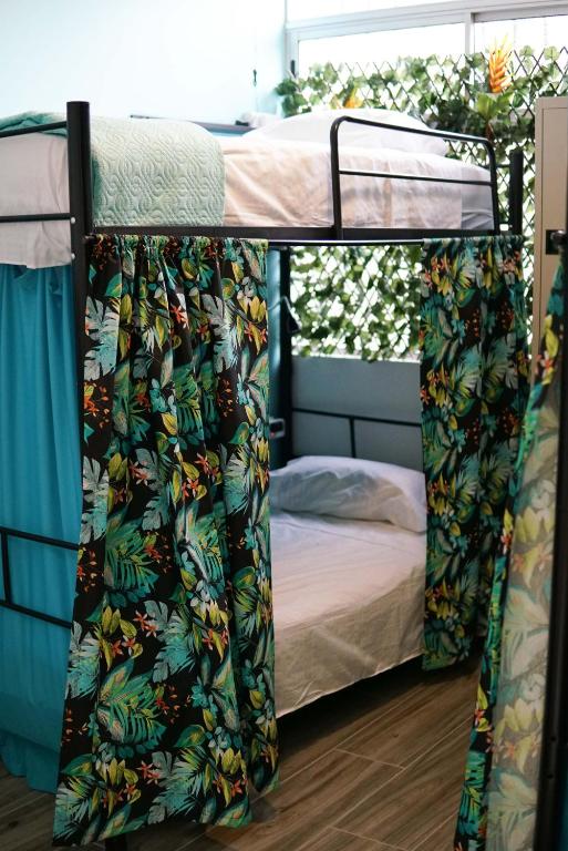 Postel nebo postele na pokoji v ubytování NATIVUS Art-Hostel