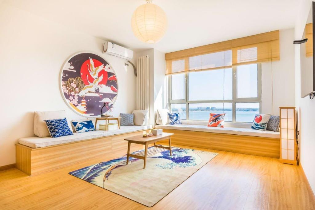 uma sala de estar com uma mesa e uma janela em Qingdao Huangdao·Qingdao Silver Beach· em Qingdao
