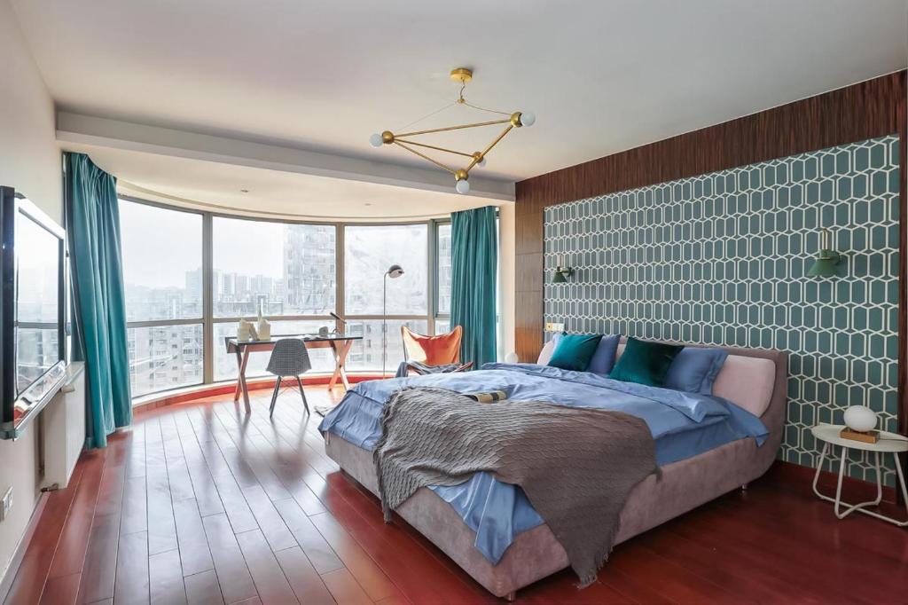 A bed or beds in a room at 【locals】three bedrooms flat next to the Zijin Mountain
