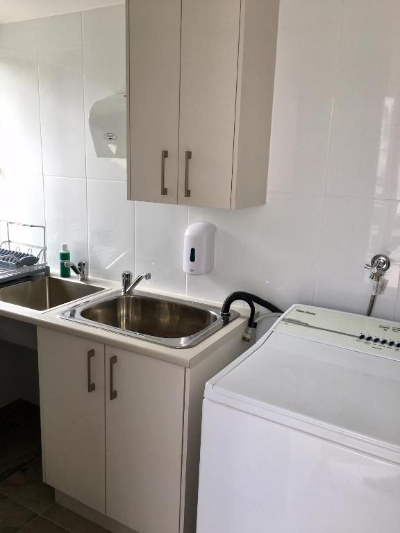 Kuchyň nebo kuchyňský kout v ubytování Granite Belt Motel