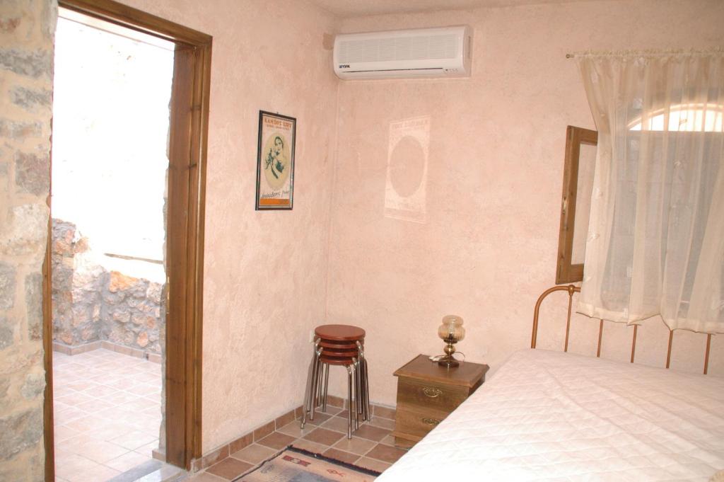 A bed or beds in a room at Stoneapartments, Γ ΚΩΣΤΑΛΟΣ ΚΑΙ ΣΙΑ ΟΕ