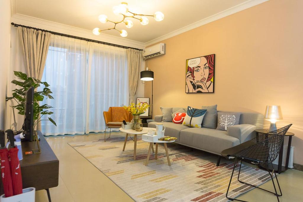 a living room with a couch and a table at Sen’s Mansion Locals Apt00156200，Close to gangding subway station & taiguhui & wanlinghui & tianyu square & Buynow & pearl river new city & vast scenery [3 residences] in Guangzhou