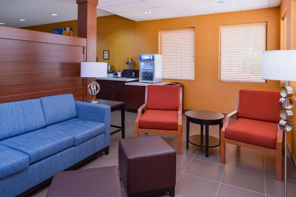 A seating area at Comfort Inn and Suites Joplin