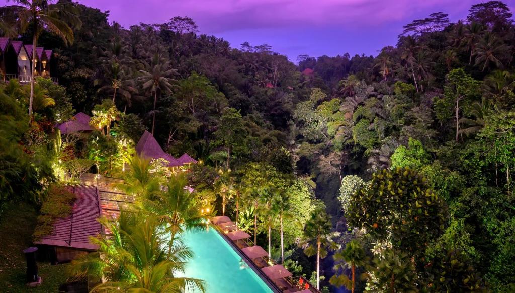 uma vista aérea de um resort com uma piscina e árvores em Chapung Sebali em Ubud