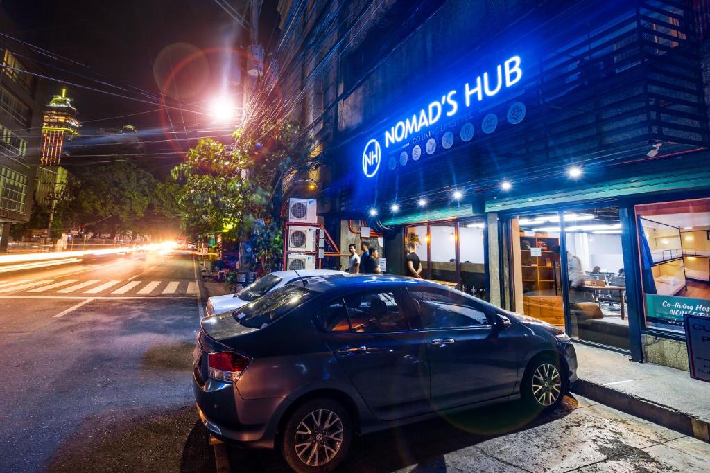 セブシティにあるNomad's Hub - Best Value Co-living Hostelの夜間の路上駐車