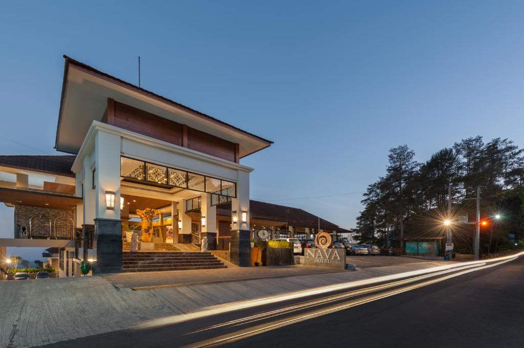 um edifício ao lado de uma rua à noite em Nava Hotel Tawangmangu em Tawangmangu