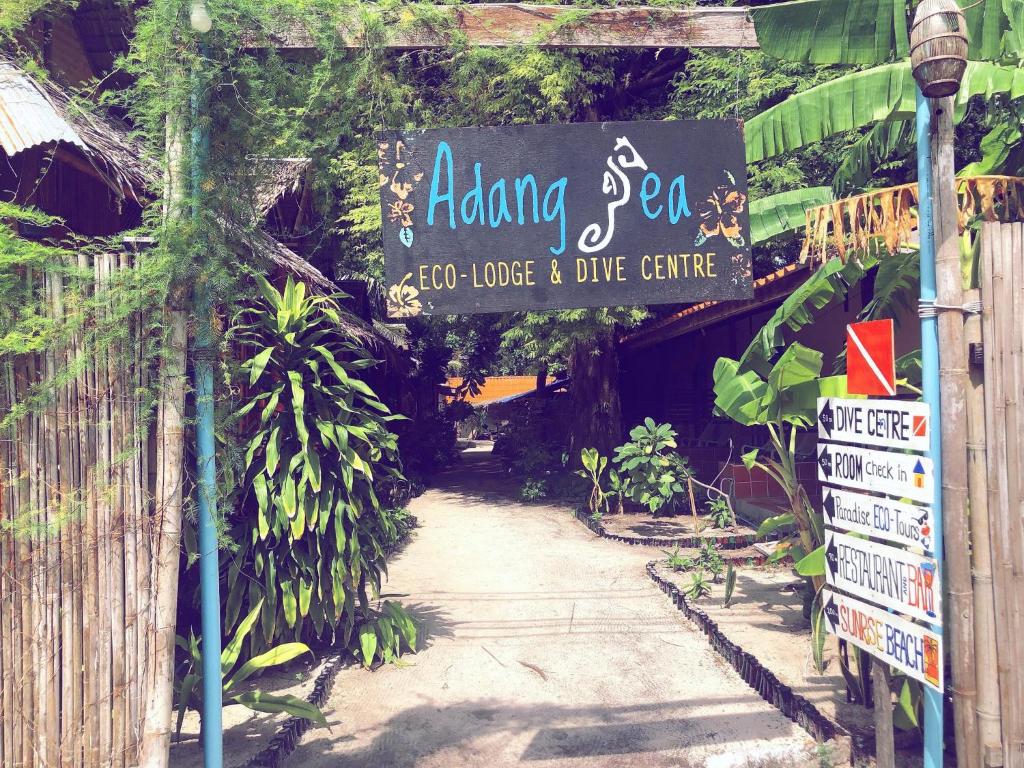un letrero para un centro de buceo en un complejo en Adang Sea Divers & Eco Lodge, en Ko Lipe