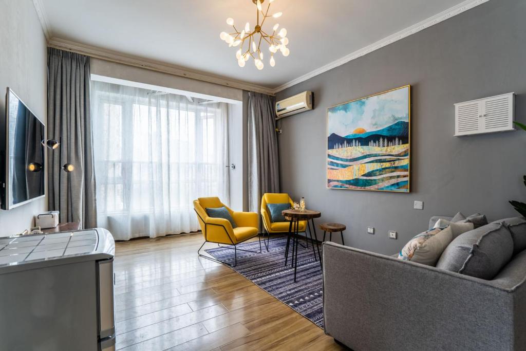 a living room with a couch and chairs at Zhengzhou Jinshui · North 3rd Ring Huayuan Road·Locals Apartment · 00174560 in Zhengzhou