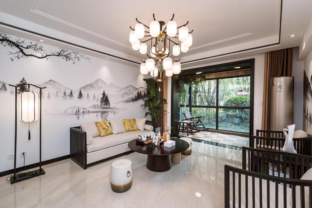 a living room with a couch and a chandelier at Luoyang City, Henan Province. Waterfront International. Passenger Excellent Apartment. in Luoyang