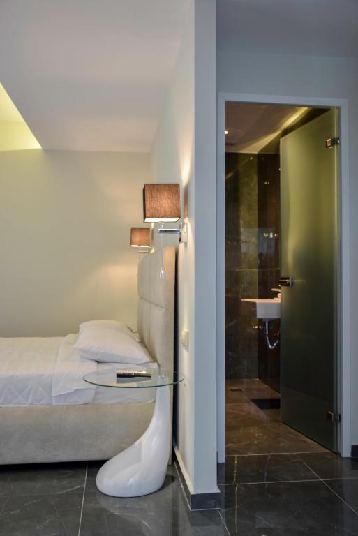 Postel nebo postele na pokoji v ubytování 24K Athena Suites