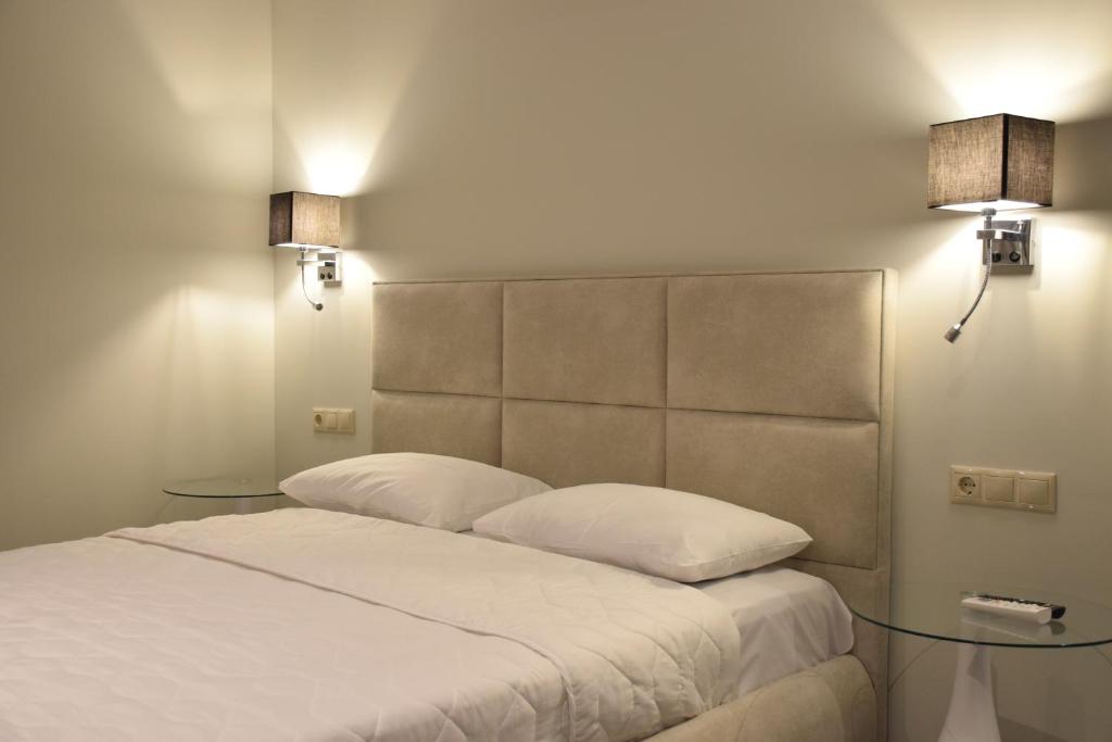 Postel nebo postele na pokoji v ubytování 24K Athena Suites