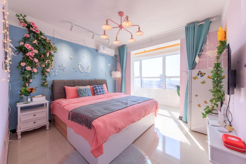 a bedroom with a bed with pink and blue walls at Baoding Lianchi·North China Electric Power University· in Baoding