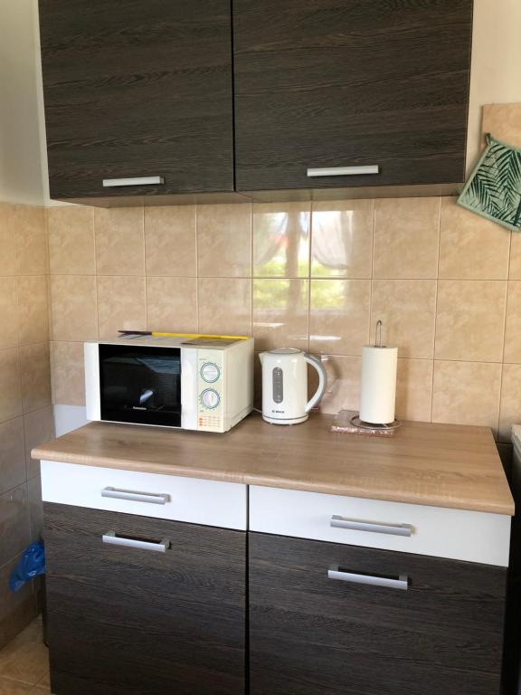 Kuchyňa alebo kuchynka v ubytovaní Veranda Apartman