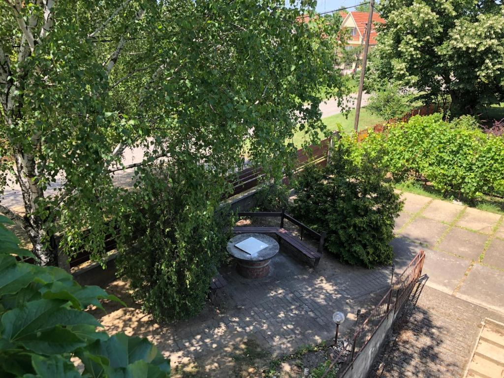 Vonkajšia záhrada v ubytovaní Veranda Apartman