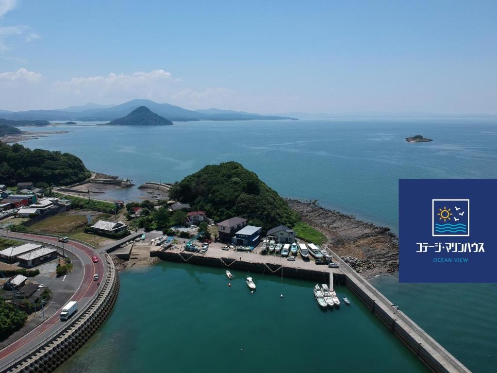 una vista aérea de un puerto deportivo con barcos en el agua en Kamiamakusa - House / Vacation STAY 44582, en Kami Amakusa