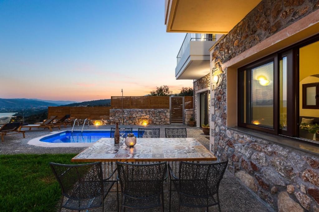 Basen w obiekcie Istros Villas - with Pools, BBQ & Heated Spa Whirlpools, By ThinkVilla lub w pobliżu