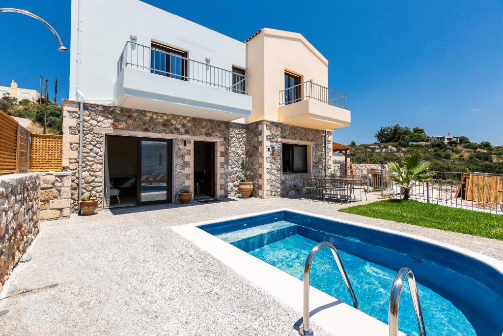 Basen w obiekcie Istros Villas - with Pools, BBQ & Heated Spa Whirlpools, By ThinkVilla lub w pobliżu