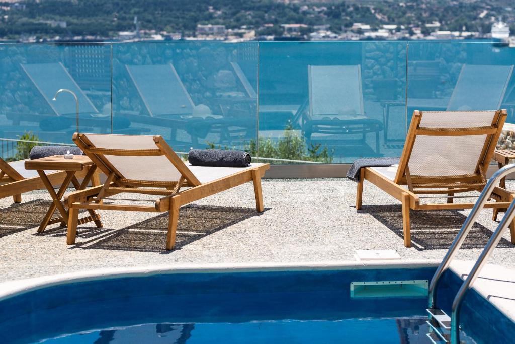 Basen w obiekcie Istros Villas - with Pools, BBQ & Heated Spa Whirlpools, By ThinkVilla lub w pobliżu