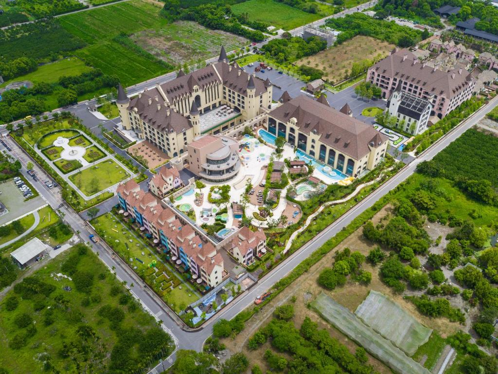 Bazén v ubytování Grand Cosmos Resort Ruisui Hualien nebo v jeho okolí