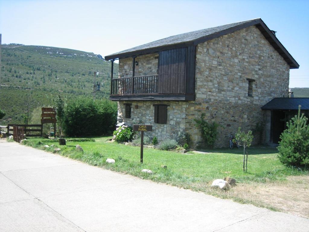 a stone building with a balcony on the side of it at El Mirador de las Candelas in Linarejos