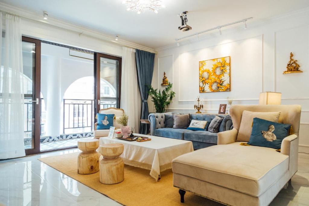 uma sala de estar com um sofá e uma mesa em [Roader] Wuhan Jianghan District, Xinhua Road em Wuhan