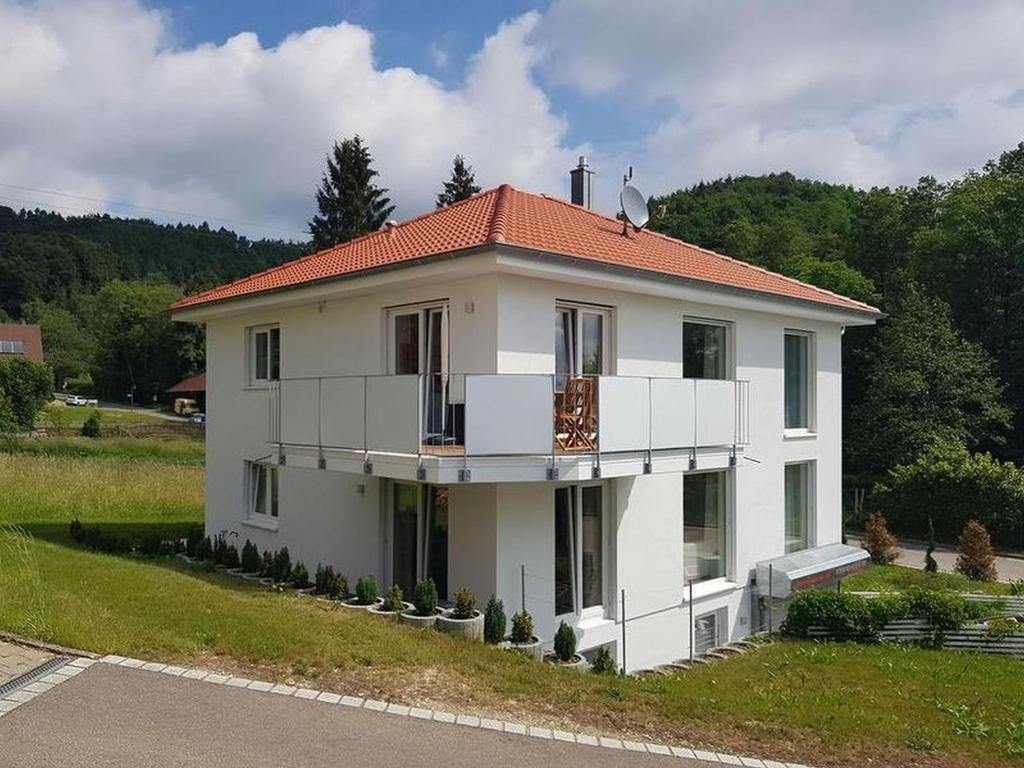 a white house with a red roof at Ferienwohnung Bella Casa in Öhningen