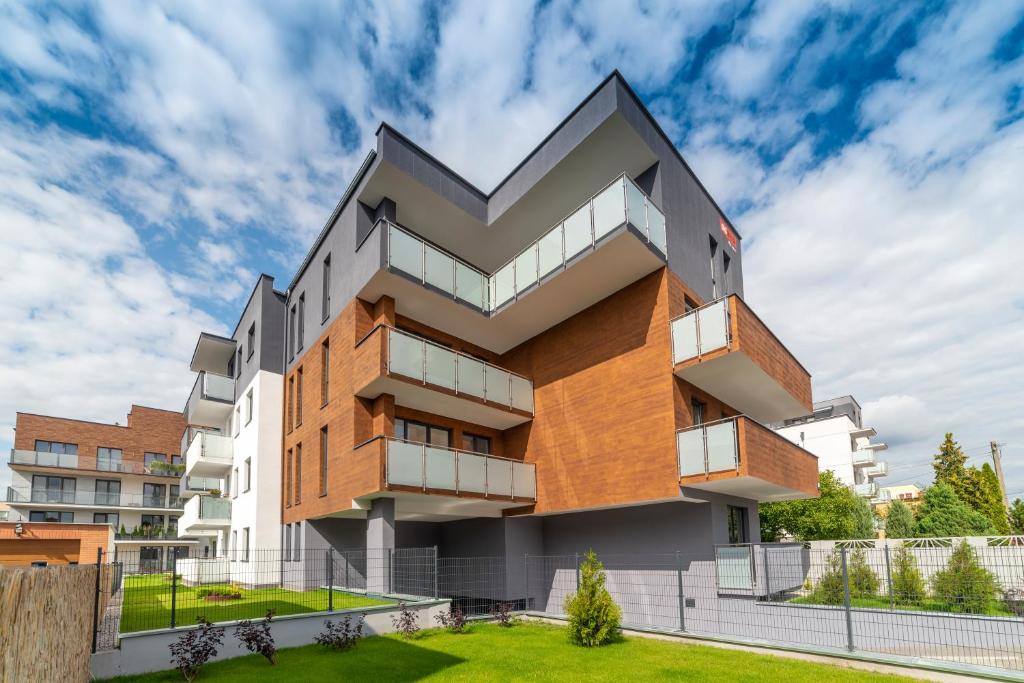 een gebouw met een geometrisch ontwerp erop bij Apartament Jaskółcza 30 in Bydgoszcz