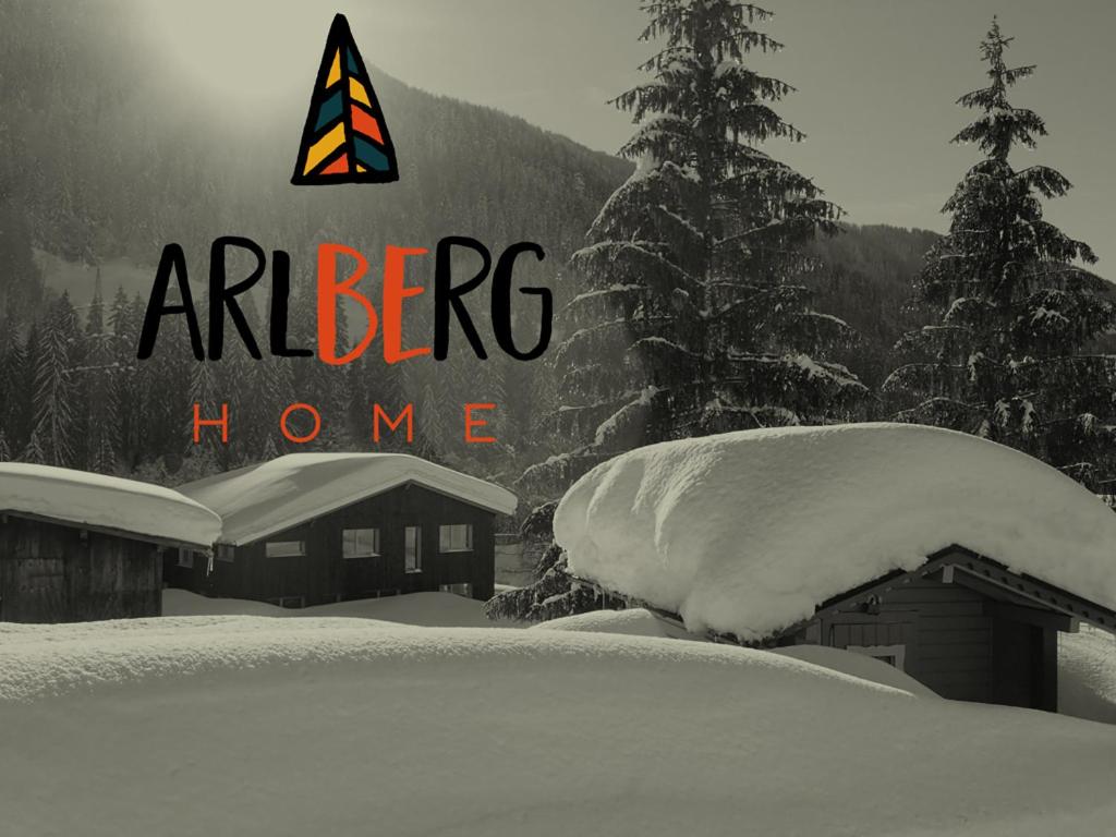 Una cometa está encima de una casa en la nieve en ARLBERGhome Komfort-Apartments & Privat-Sauna en Wald am Arlberg