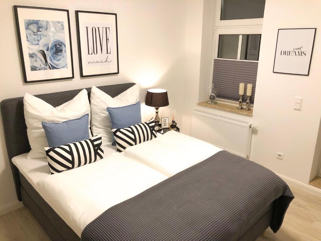 Postel nebo postele na pokoji v ubytování Ferienwohnung Domizil am Delft Emden
