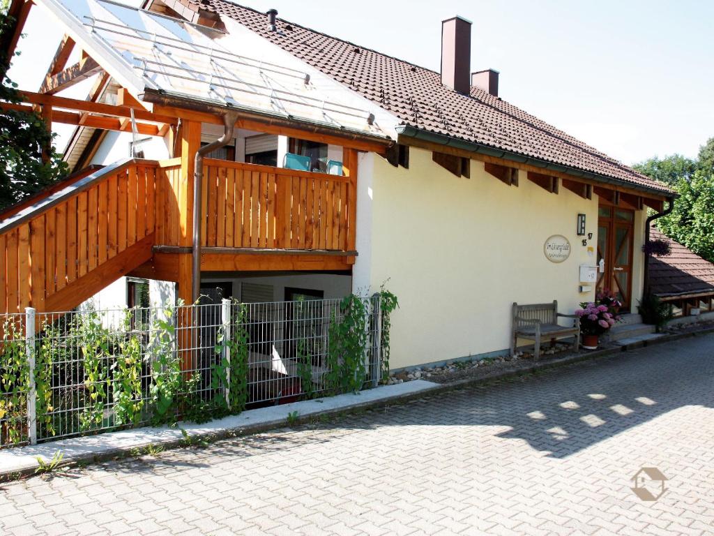 une maison avec une clôture et un banc dans une rue dans l'établissement Ferienwohnungen im Löwengründle, à Unterkirnach