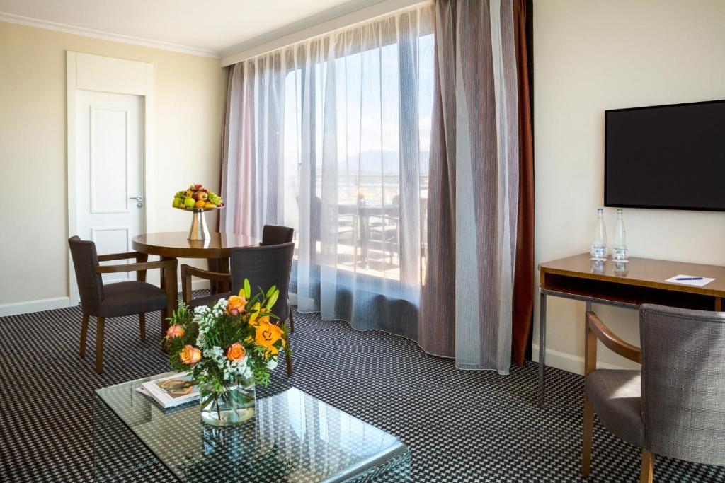 Warwick Geneva - Resim 23