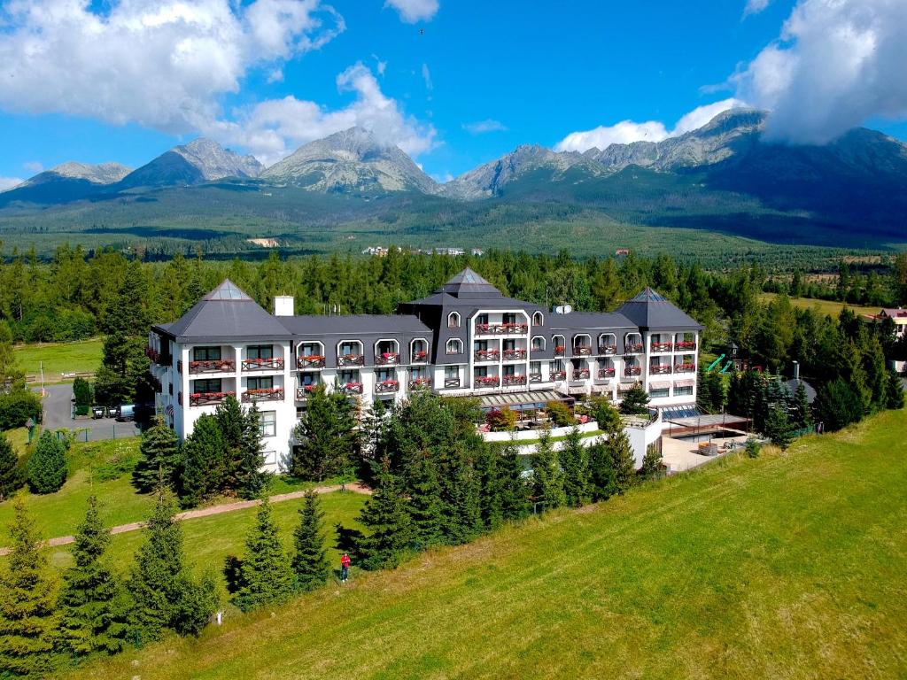 una vista aerea di un resort con montagne sullo sfondo di Rodinný Hotel Hubert High Tatras a Vysoké Tatry
