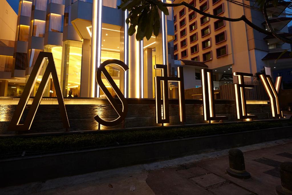 Ashley Wahid Hasyim Jakarta في جاكرتا: لافته تقول افراح امام مبنى