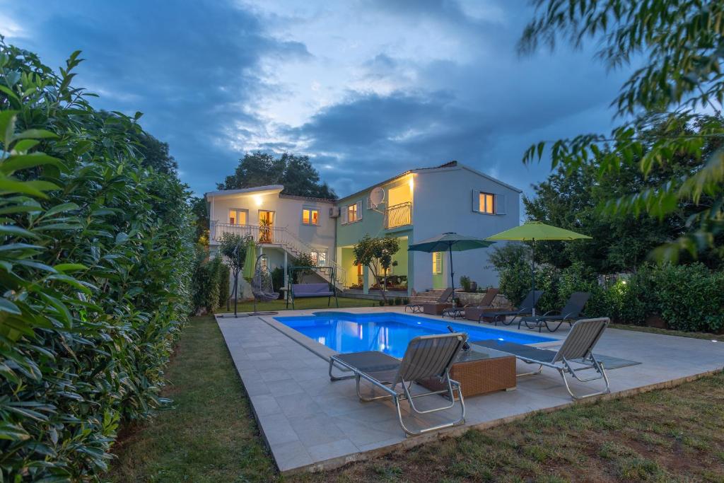 Bazén v ubytování Holiday home Paradise nebo v jeho okolí