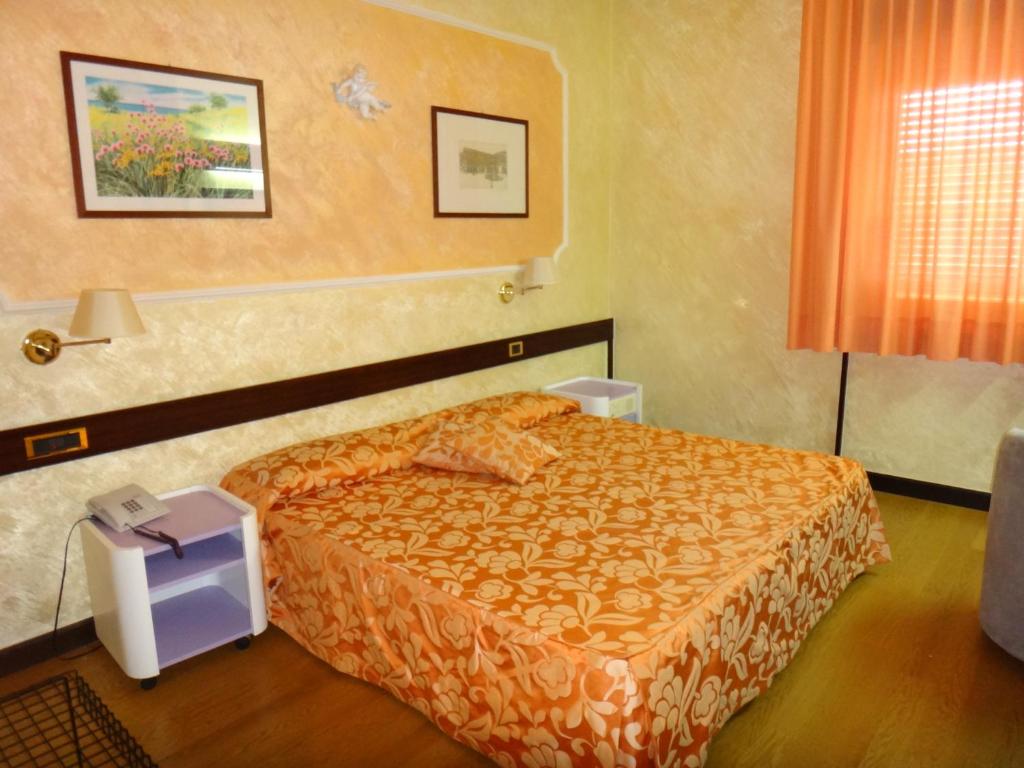 Postel nebo postele na pokoji v ubytování Benny Hotel